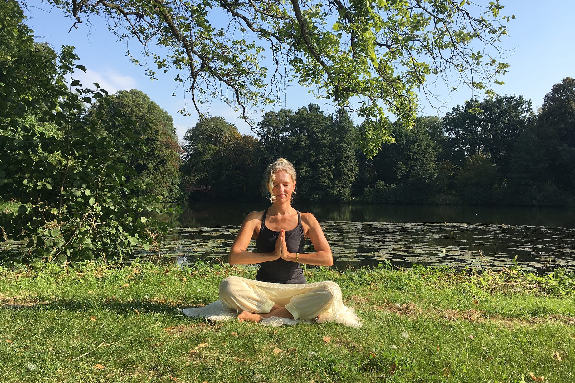 Claudia Brenner Heilmanufaktur Berlin - Wilmersdorf Ayurveda Darmgesundheit Ernährung Yogatherapie Yoga Über Mich